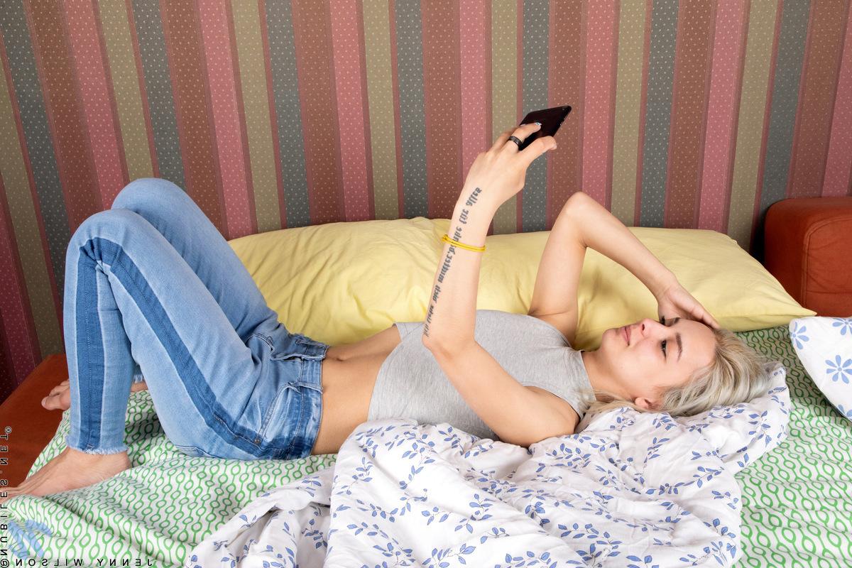 16P Jenny Wilson, jeune blonde platine, prend des selfies tout en se mettant à poil.
