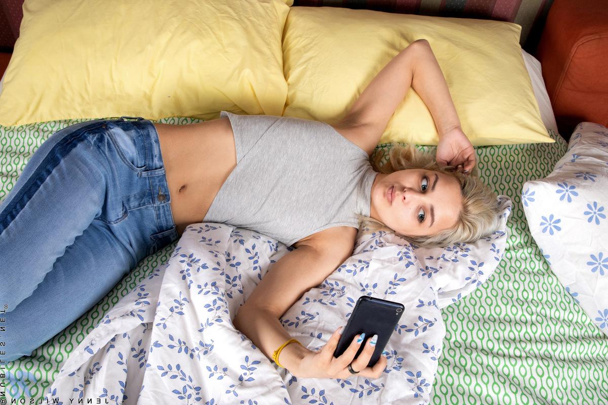 16P Jenny Wilson, jeune blonde platine, prend des selfies tout en se mettant à poil.