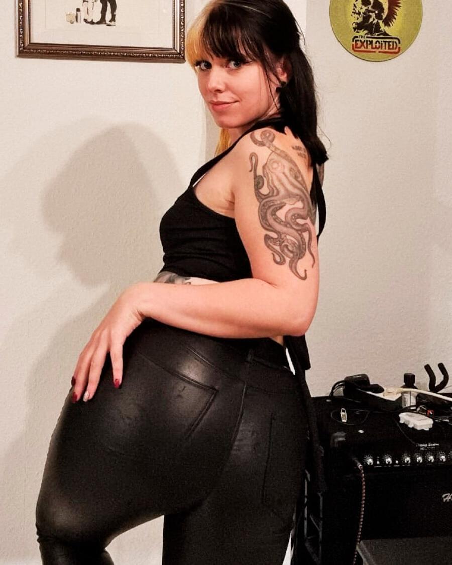 9P Linda gata tatuada mostra seu lindo rosto e seu grande saque