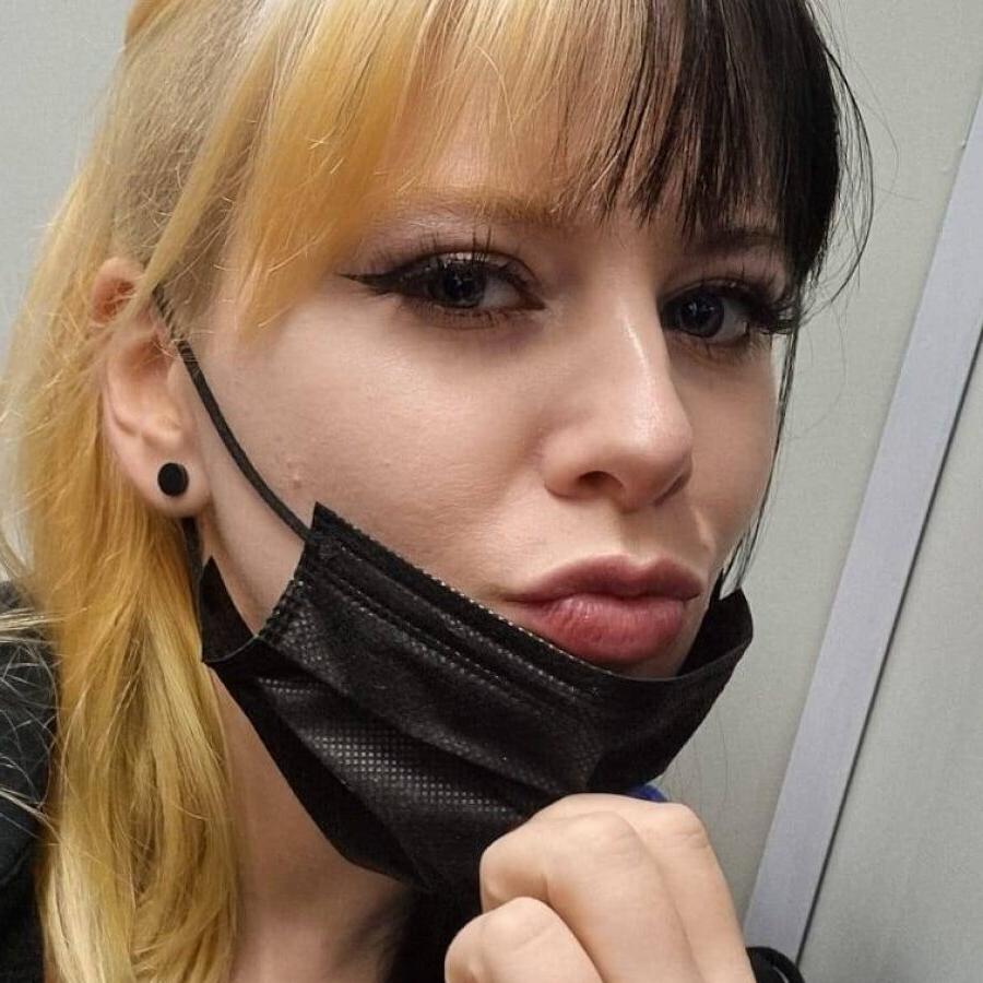 9P Linda gata tatuada mostra seu lindo rosto e seu grande saque