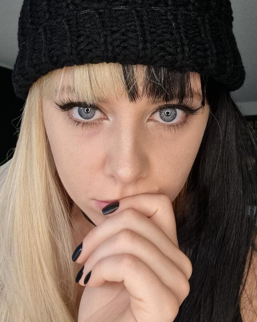 9P Linda gata tatuada mostra seu lindo rosto e seu grande saque