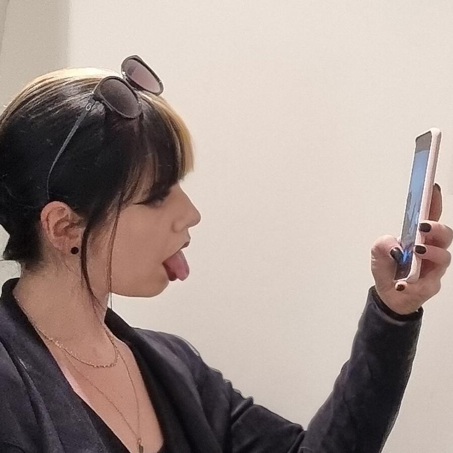 9P Linda gata tatuada mostra seu lindo rosto e seu grande saque