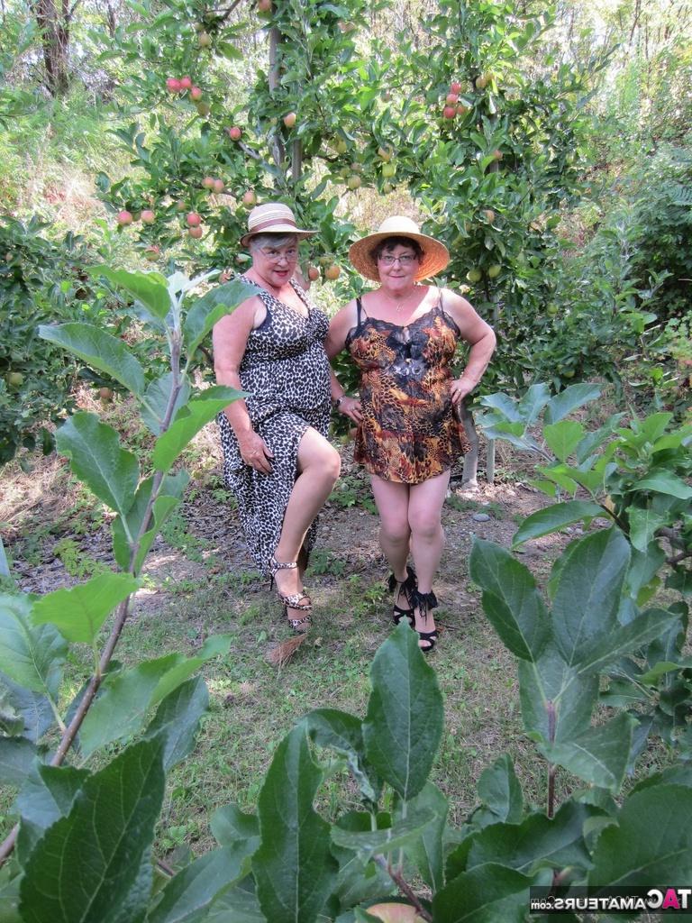 20P La abuela mayor Girdle Goddess y su amiga mayor mostrando el culo y los pezones al aire libre