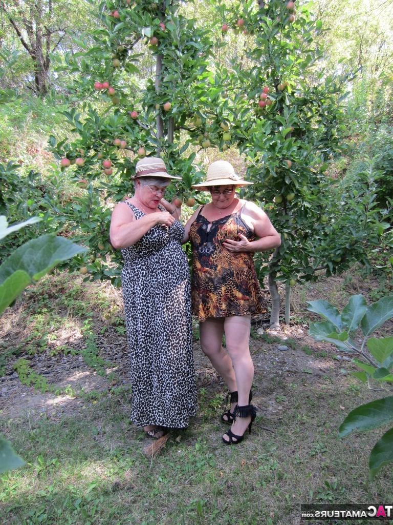 20P La abuela mayor Girdle Goddess y su amiga mayor mostrando el culo y los pezones al aire libre
