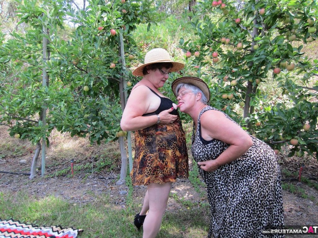 20P La abuela mayor Girdle Goddess y su amiga mayor mostrando el culo y los pezones al aire libre