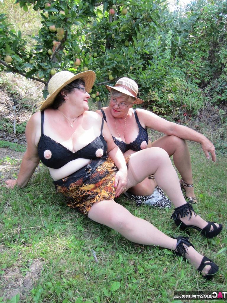 20P La abuela mayor Girdle Goddess y su amiga mayor mostrando el culo y los pezones al aire libre