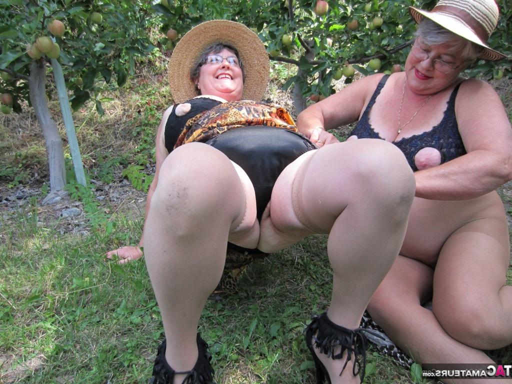 20P La abuela mayor Girdle Goddess y su amiga mayor mostrando el culo y los pezones al aire libre