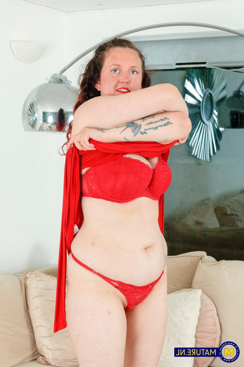 20P La gorda británica Bec Beauty se desnuda y muestra su cuerpo tatuado antes de masturbarse