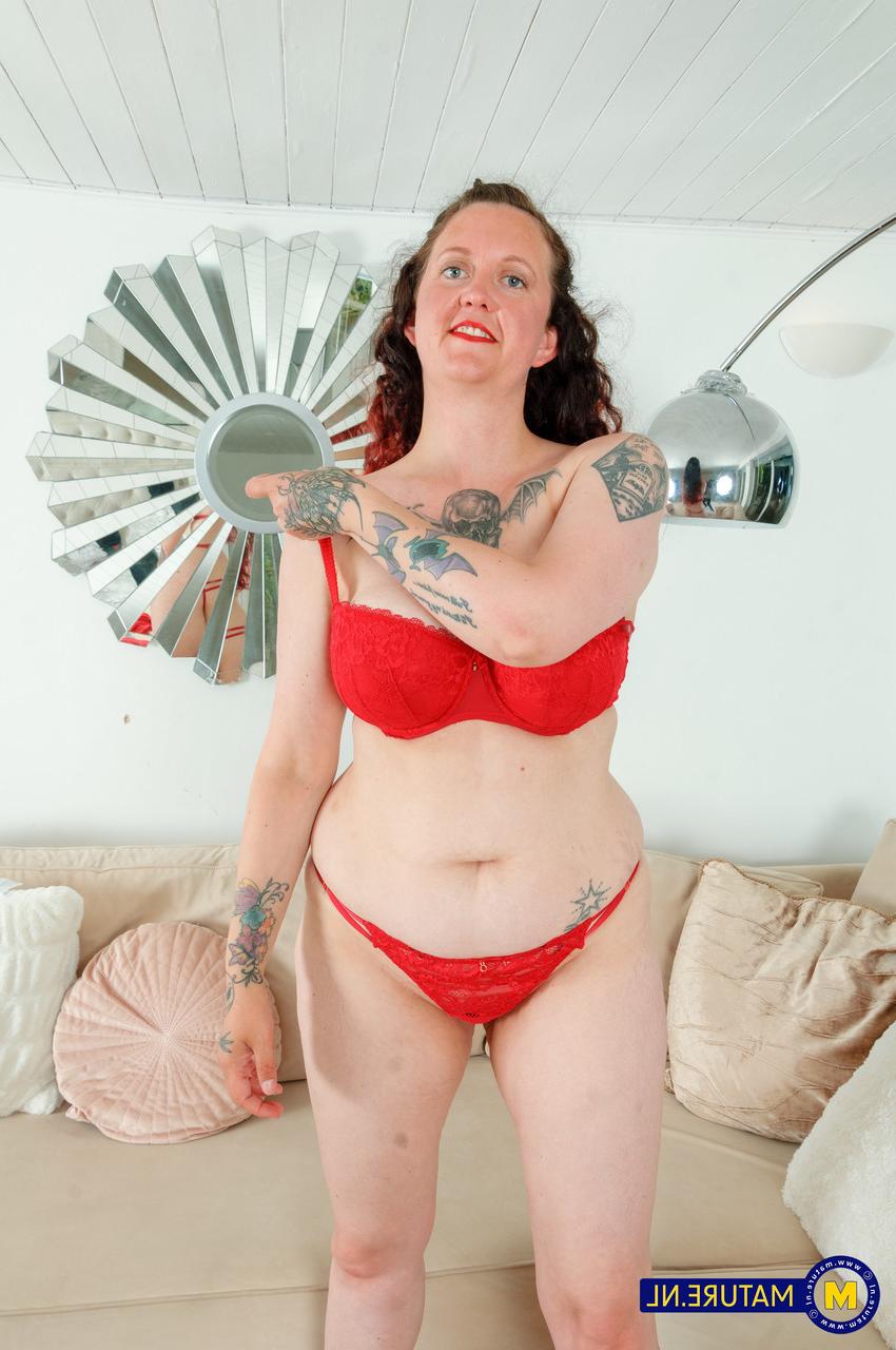 20P La gorda británica Bec Beauty se desnuda y muestra su cuerpo tatuado antes de masturbarse