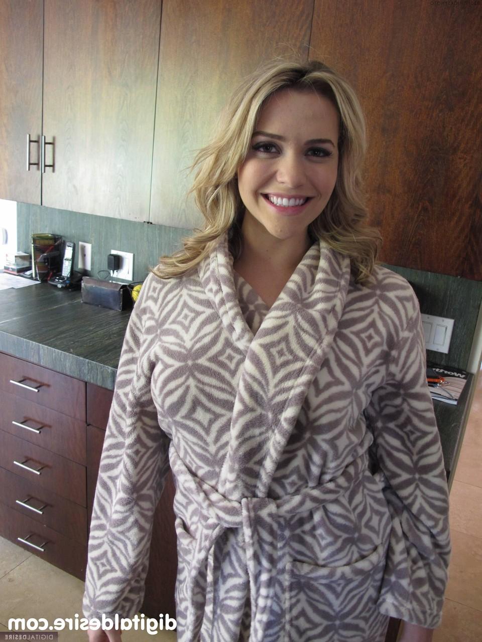 20P A esposa loira Mia Malkova mostra seus peitos doces em uma compilação sexy em casa