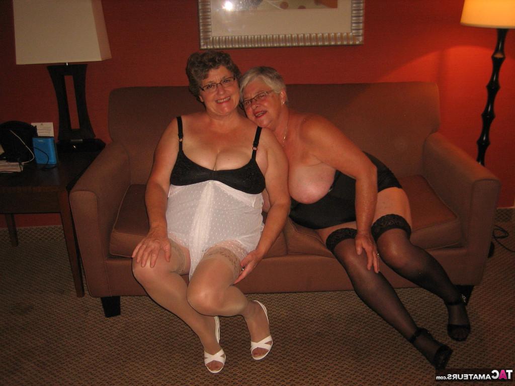 20P La grosse mamie Girdle Goddess et son amante lesbienne exposent leurs seins flasques.