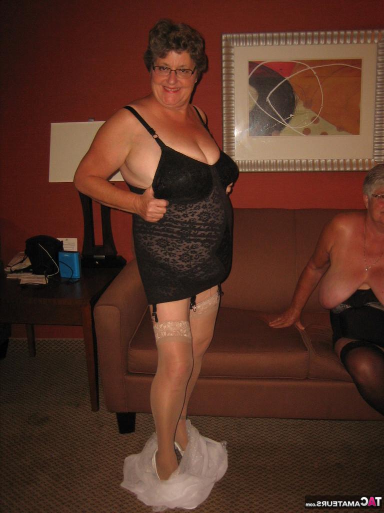 20P La grosse mamie Girdle Goddess et son amante lesbienne exposent leurs seins flasques.