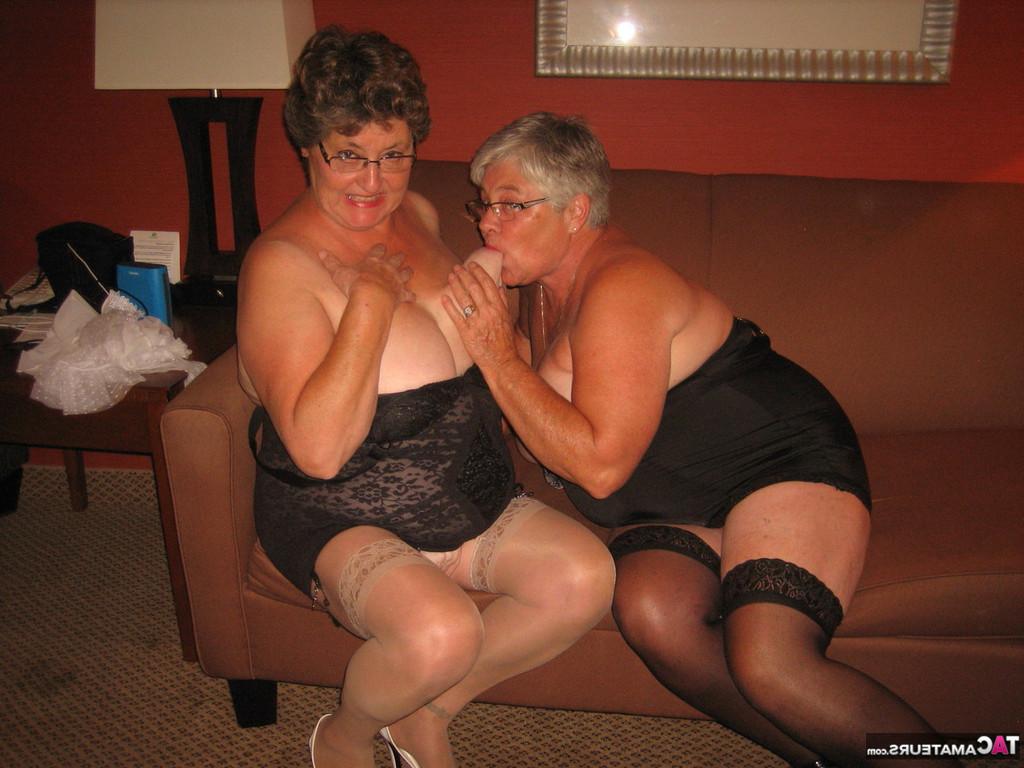 20P La grosse mamie Girdle Goddess et son amante lesbienne exposent leurs seins flasques.