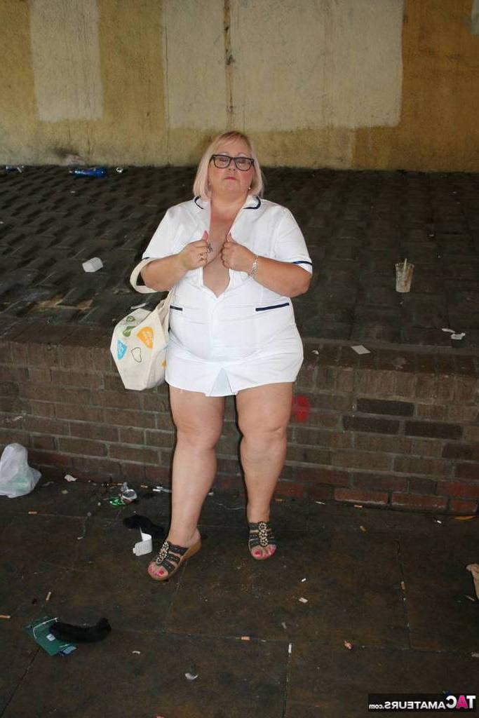 19P A enfermeira mais velha e gorda Lexie Cummings se expõe enquanto caminha na calçada