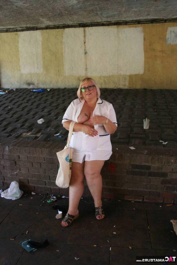 19P A enfermeira mais velha e gorda Lexie Cummings se expõe enquanto caminha na calçada
