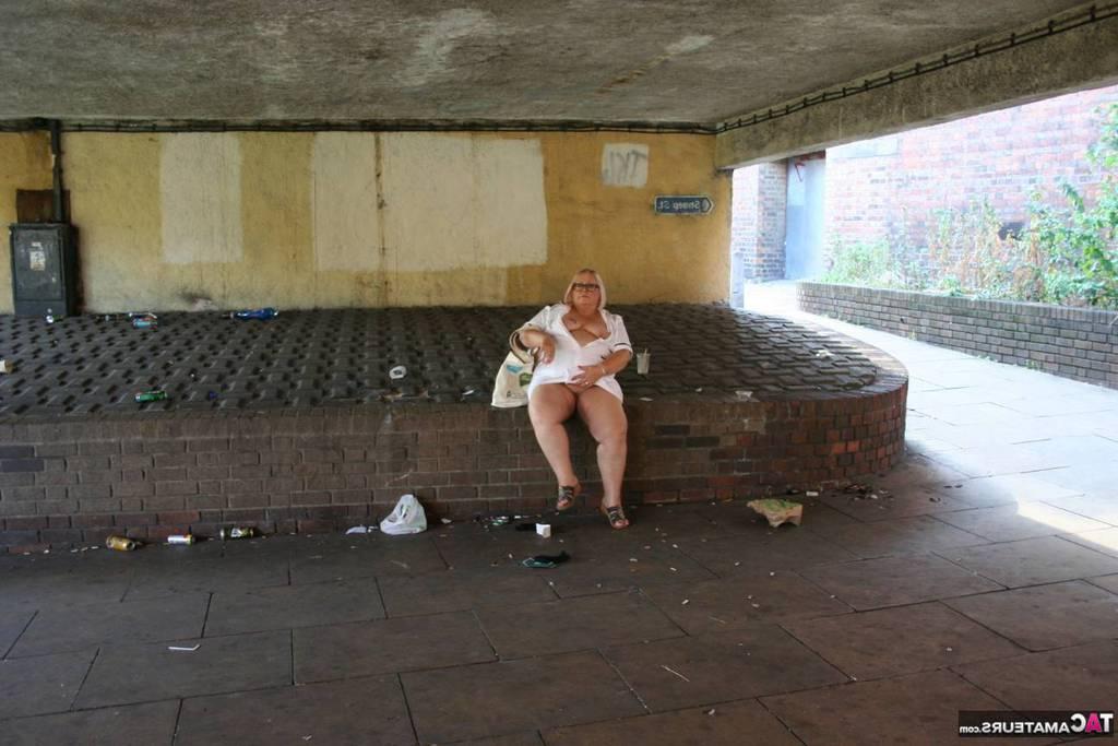 19P A enfermeira mais velha e gorda Lexie Cummings se expõe enquanto caminha na calçada