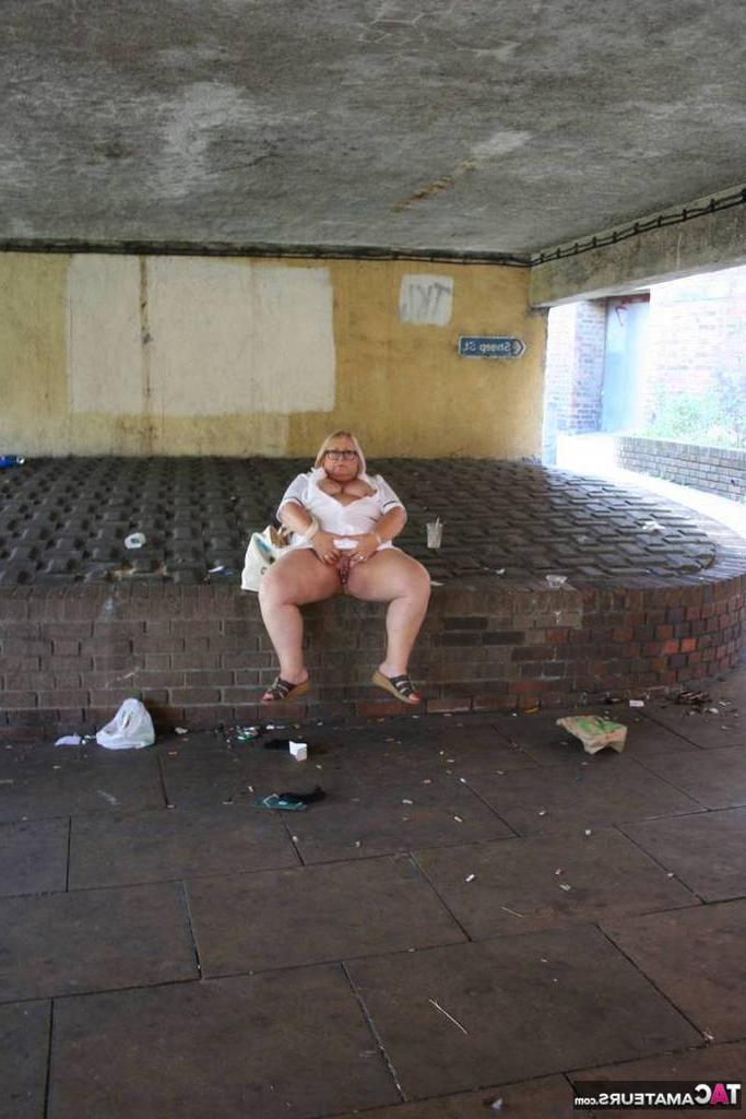 19P A enfermeira mais velha e gorda Lexie Cummings se expõe enquanto caminha na calçada