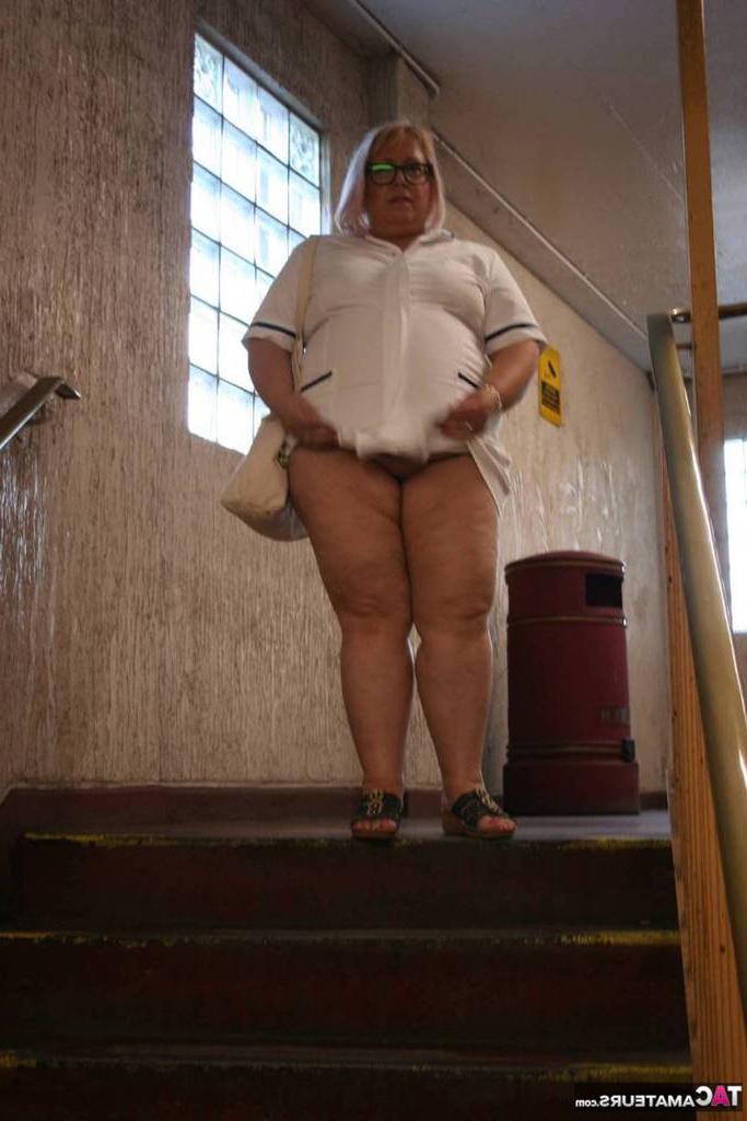 19P A enfermeira mais velha e gorda Lexie Cummings se expõe enquanto caminha na calçada