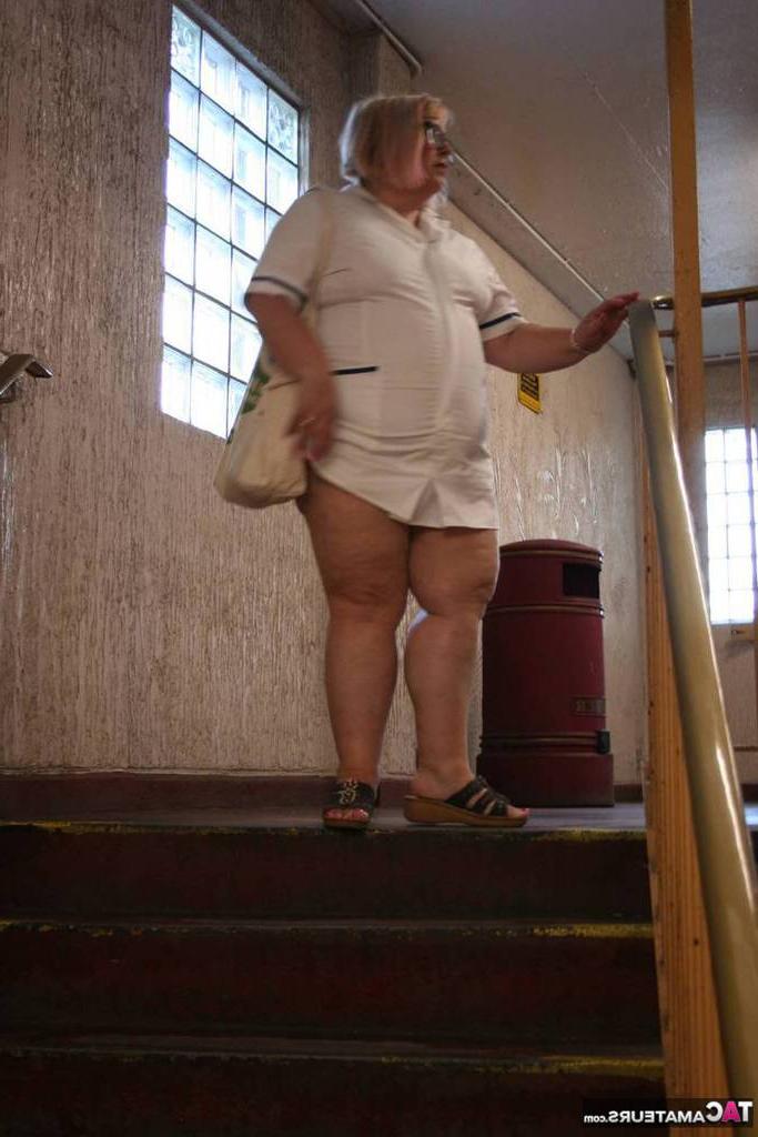 19P A enfermeira mais velha e gorda Lexie Cummings se expõe enquanto caminha na calçada