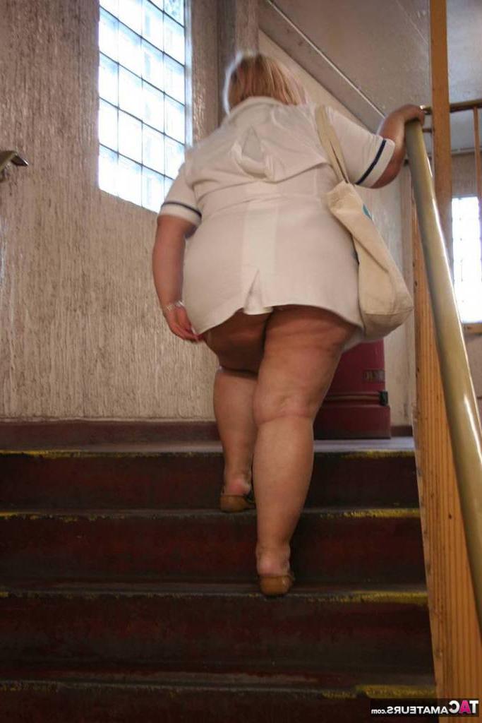 19P A enfermeira mais velha e gorda Lexie Cummings se expõe enquanto caminha na calçada