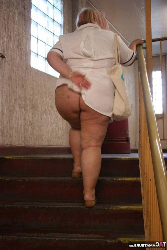 19P A enfermeira mais velha e gorda Lexie Cummings se expõe enquanto caminha na calçada