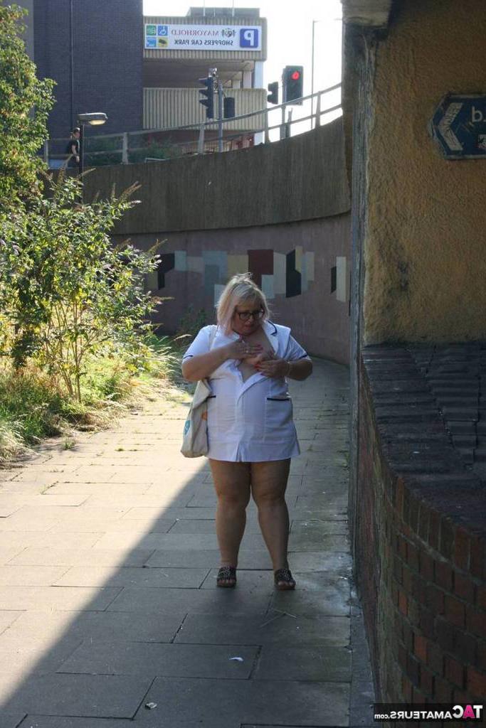 19P A enfermeira mais velha e gorda Lexie Cummings se expõe enquanto caminha na calçada