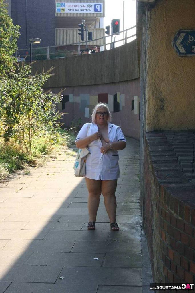 19P A enfermeira mais velha e gorda Lexie Cummings se expõe enquanto caminha na calçada