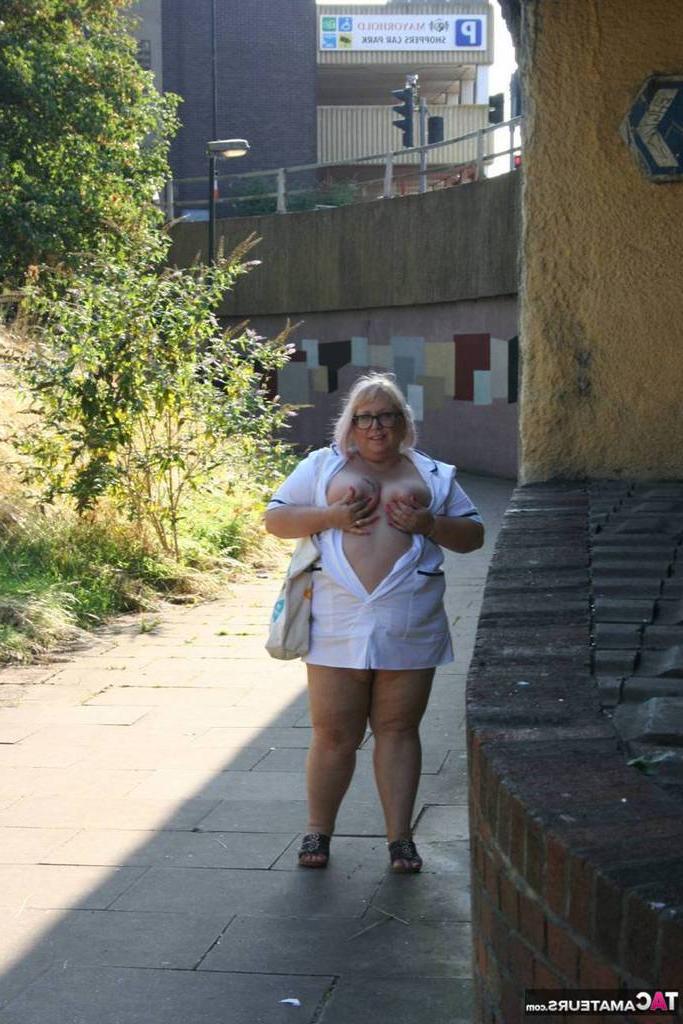 19P A enfermeira mais velha e gorda Lexie Cummings se expõe enquanto caminha na calçada