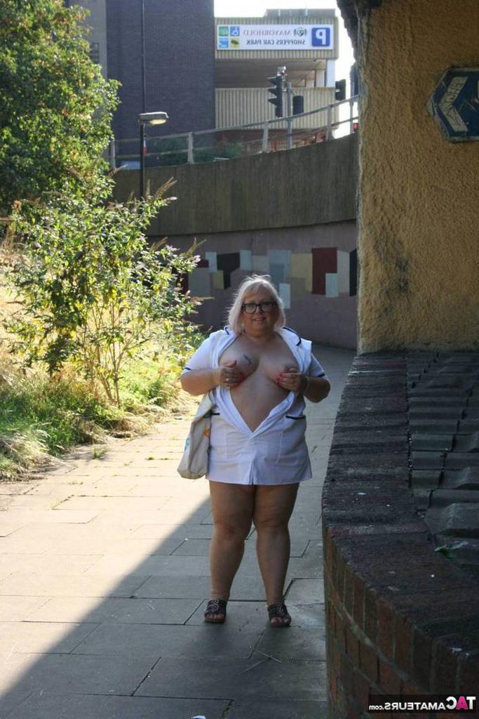 19P A enfermeira mais velha e gorda Lexie Cummings se expõe enquanto caminha na calçada