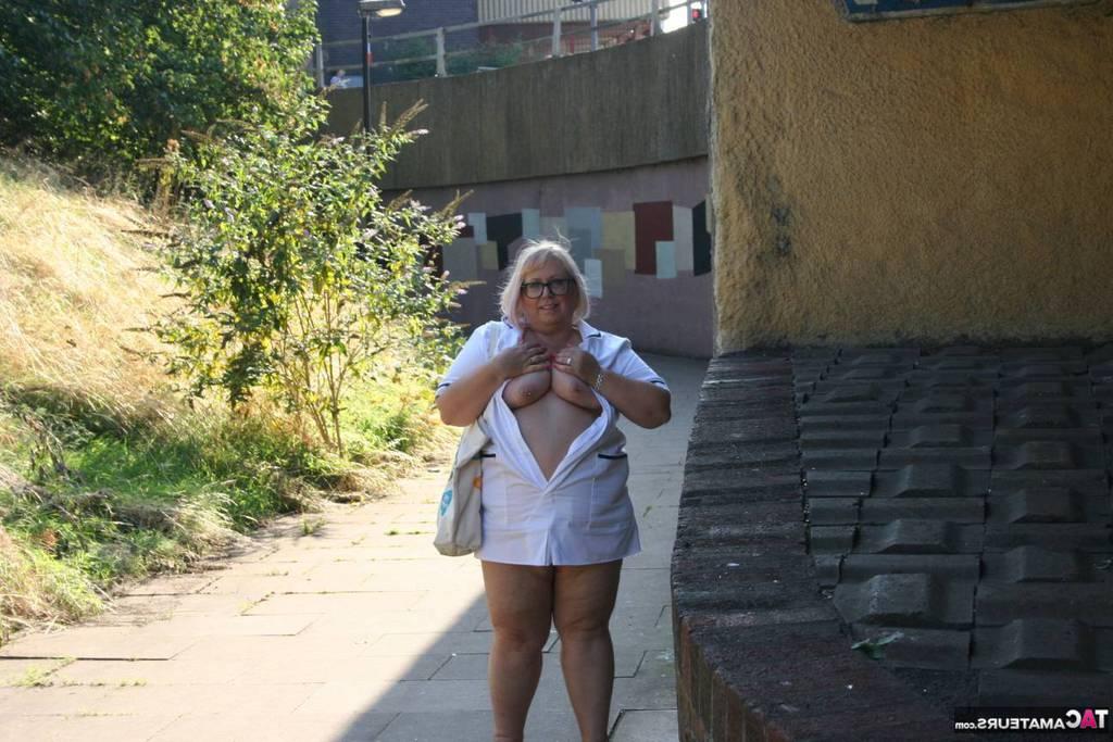 19P A enfermeira mais velha e gorda Lexie Cummings se expõe enquanto caminha na calçada