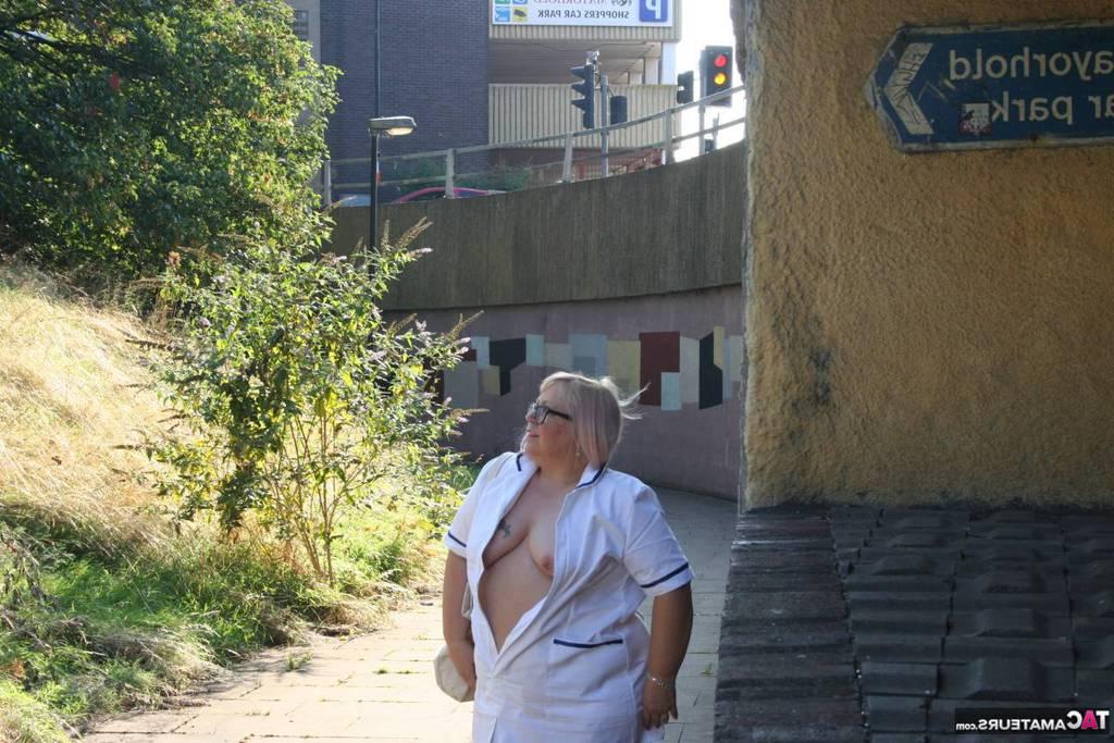 19P A enfermeira mais velha e gorda Lexie Cummings se expõe enquanto caminha na calçada