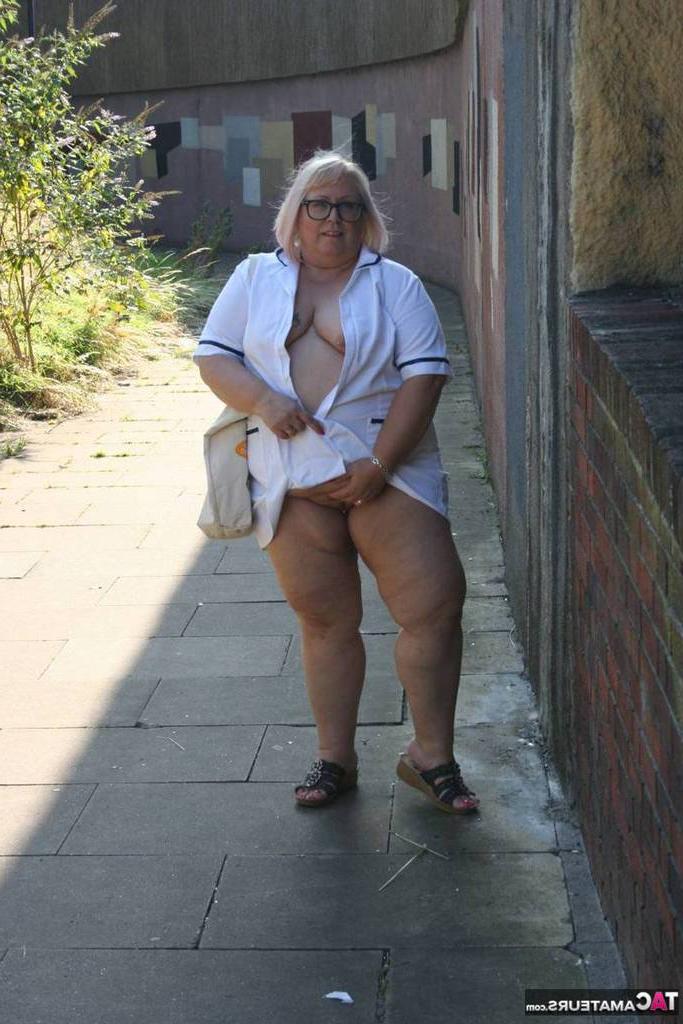 19P A enfermeira mais velha e gorda Lexie Cummings se expõe enquanto caminha na calçada