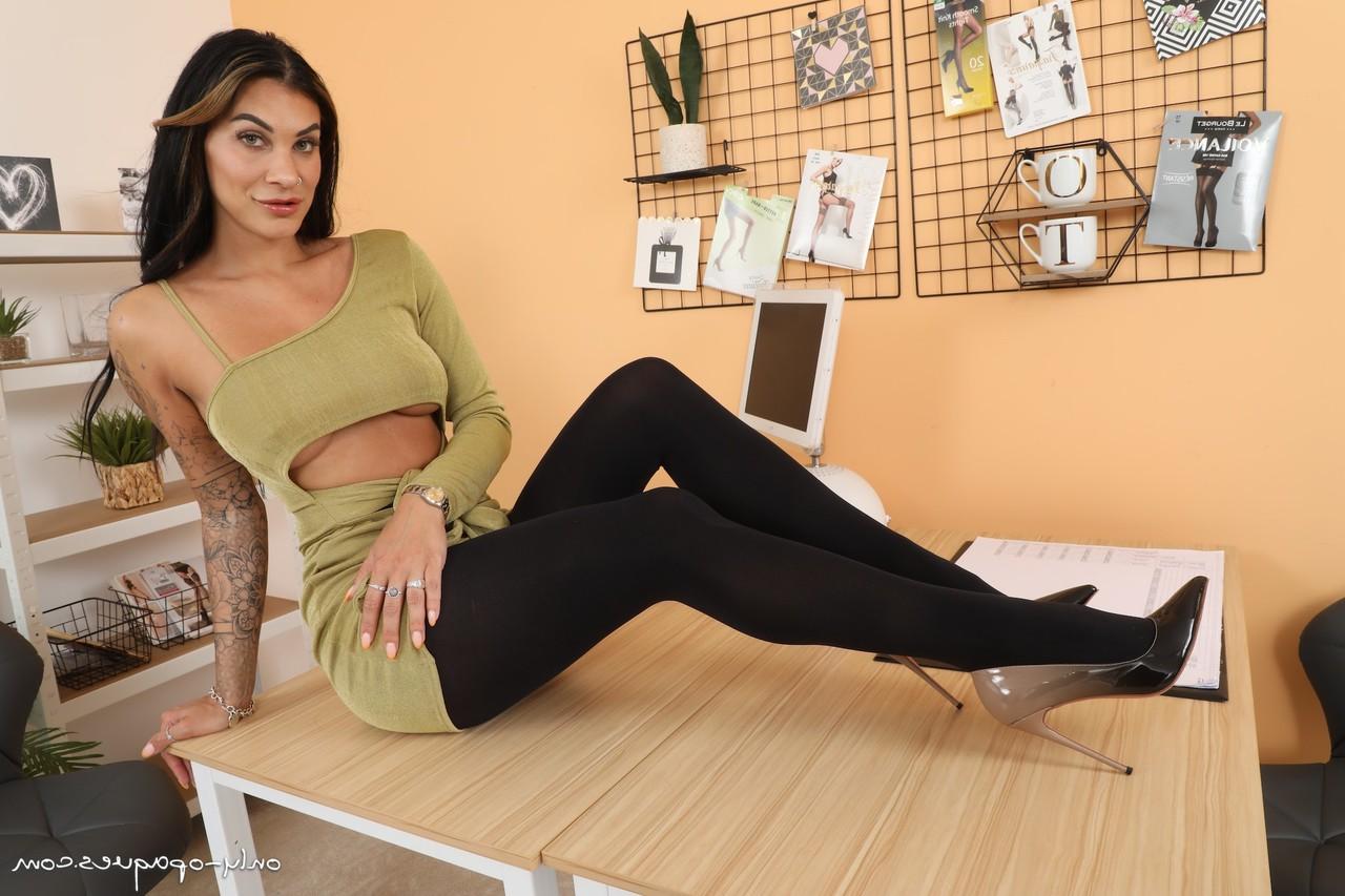 16P A secretária gostosa Roxy Mendez faz topless no trabalho enquanto usa meia-calça escura