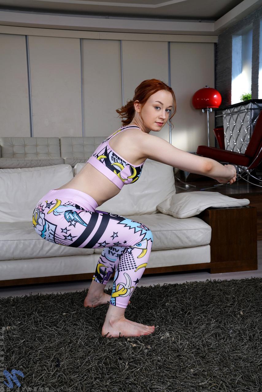 20P A gata amadora Sheryl X tira suas roupas de ginástica e brinca sozinha