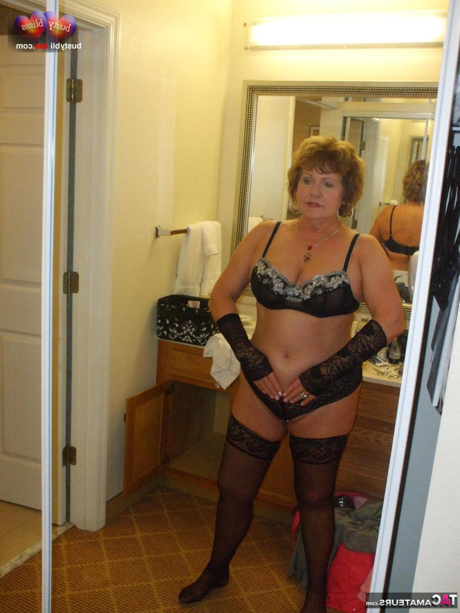 16P Die reife Dame Busty Bliss modelt in Unterwäsche und Armsocken in Strümpfen