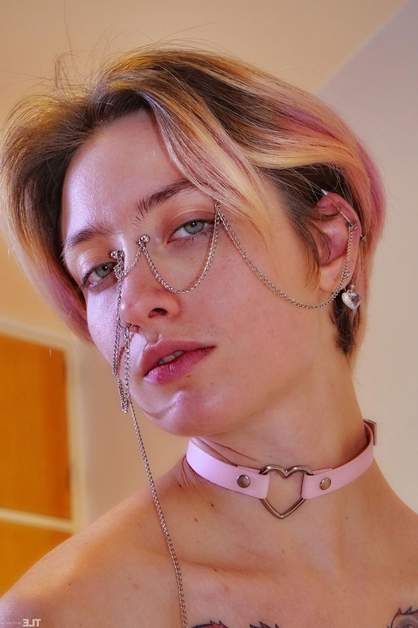 20P A gata tatuada Alena mostra sua buceta gostosa e sua bunda grande com seu plug anal