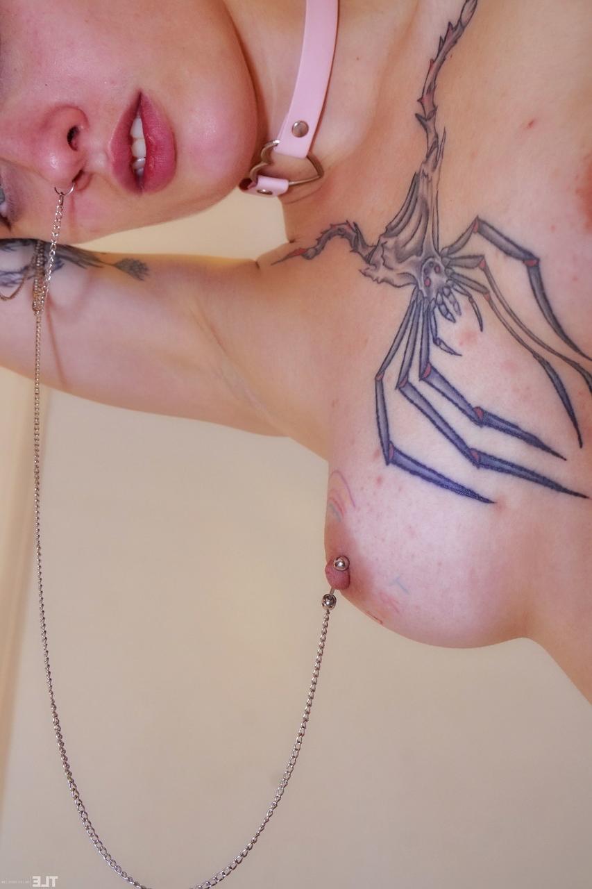 20P A gata tatuada Alena mostra sua buceta gostosa e sua bunda grande com seu plug anal