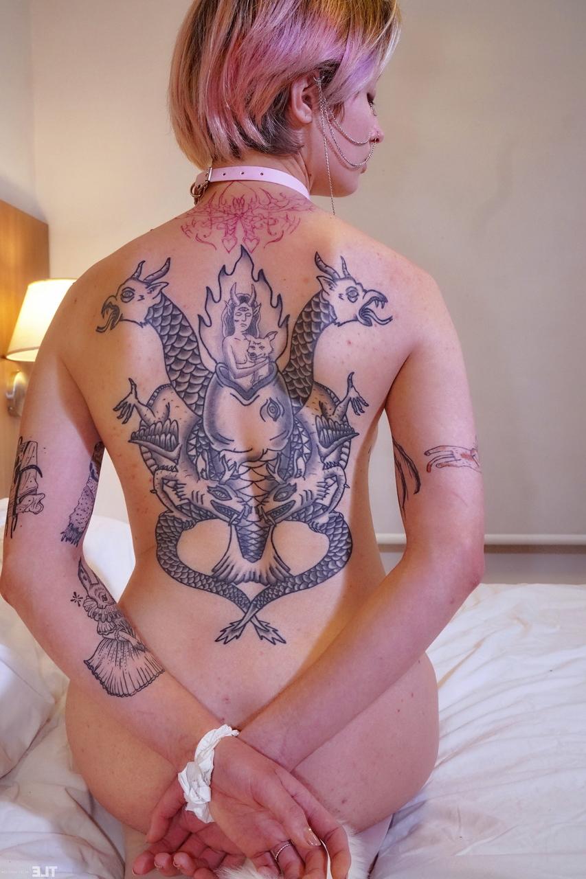 20P A gata tatuada Alena mostra sua buceta gostosa e sua bunda grande com seu plug anal