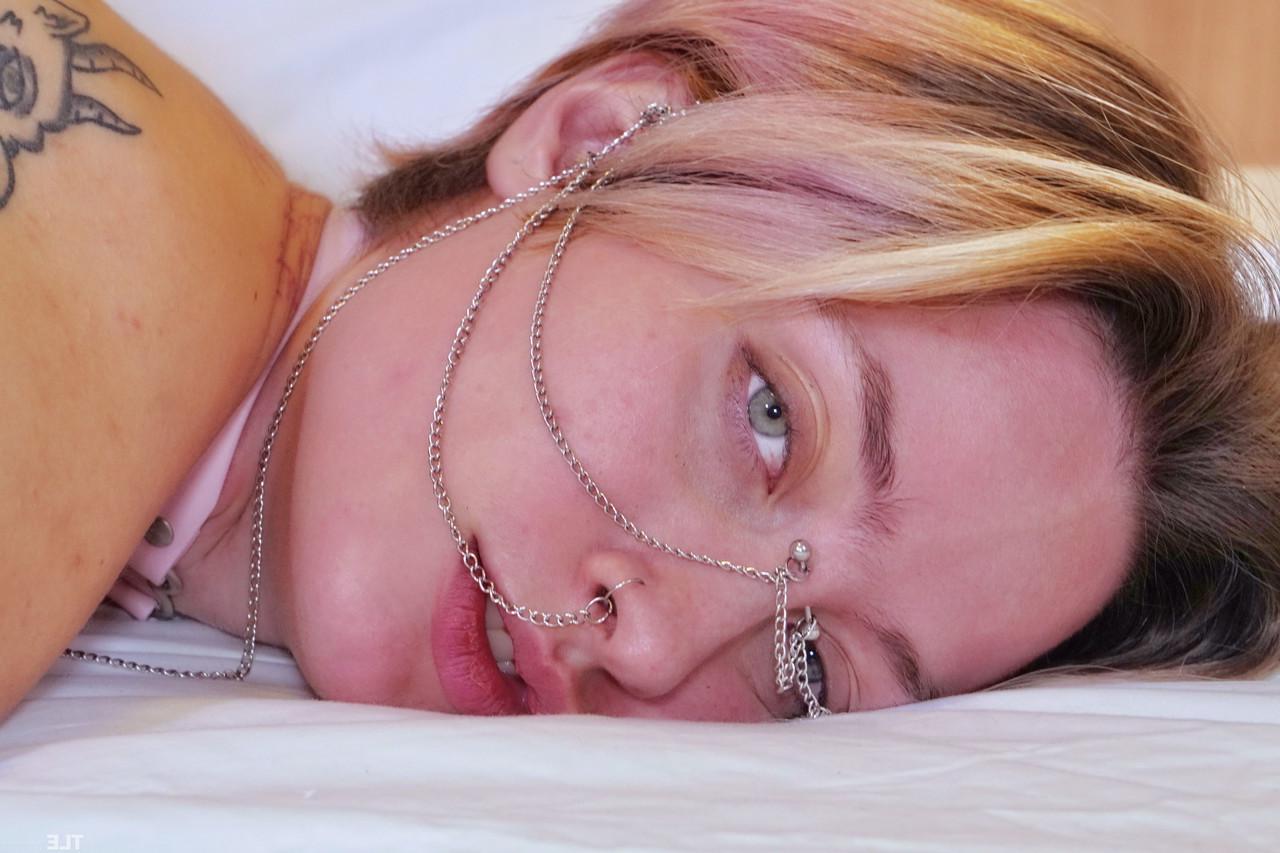 20P A gata tatuada Alena mostra sua buceta gostosa e sua bunda grande com seu plug anal