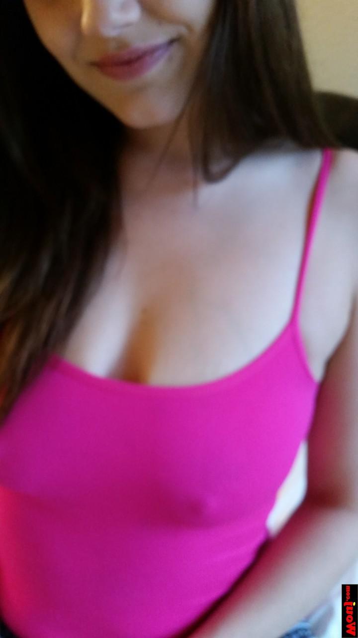 15P Babe Amateur WouJ neckt mit ihren harten Nippeln durch ihr rosa Hemd