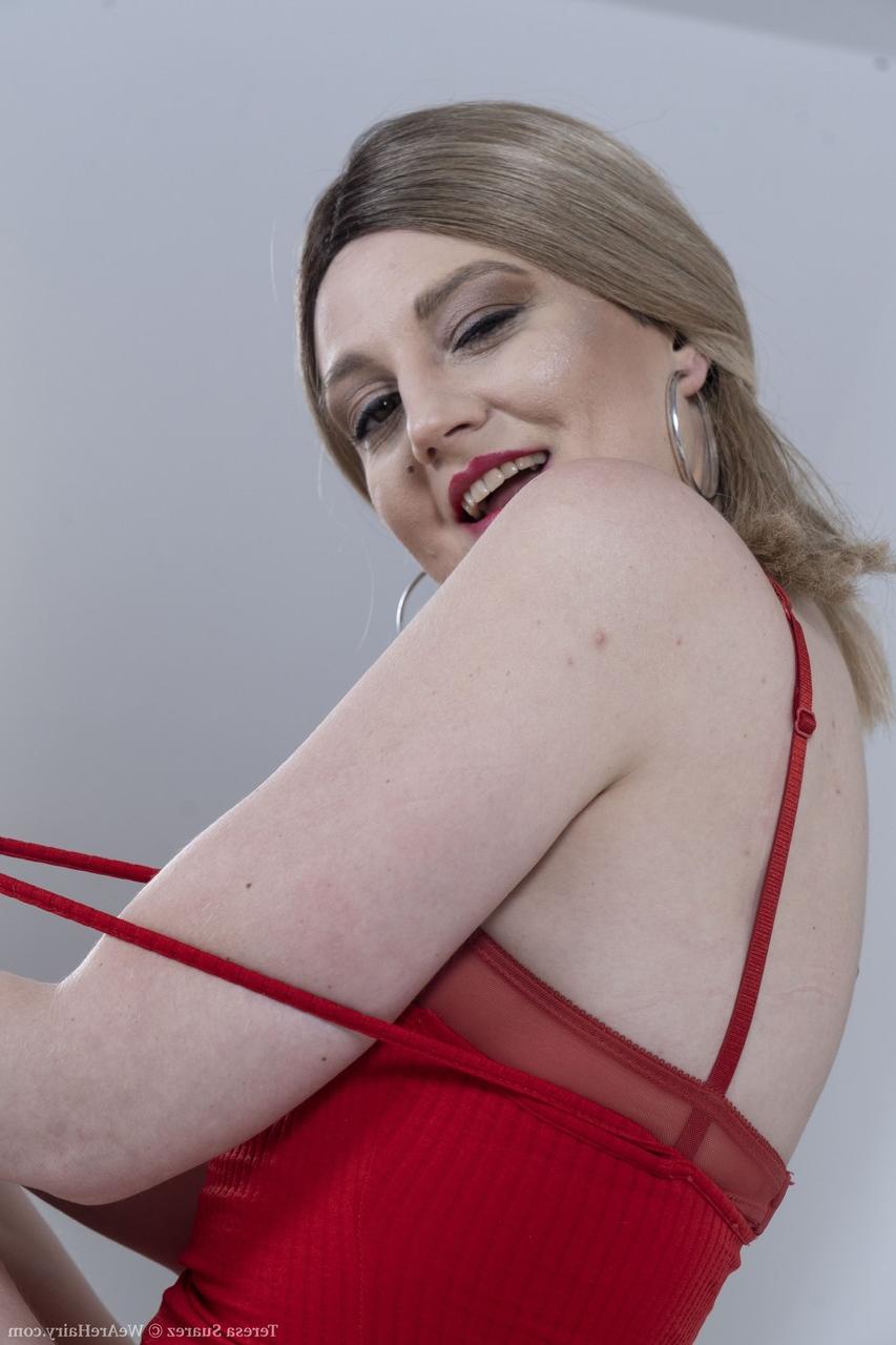20P Die sexy Amerikanerin Teresa Suarez zieht ihre roten Dessous aus und zeigt ihren haarigen Schritt