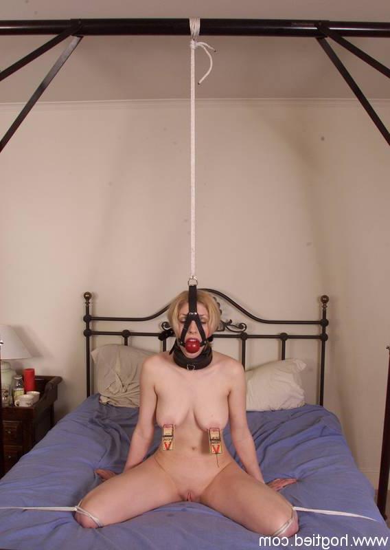 17P Cowgirl loira submissa tem seus peitos grandes presos com ratoeiras