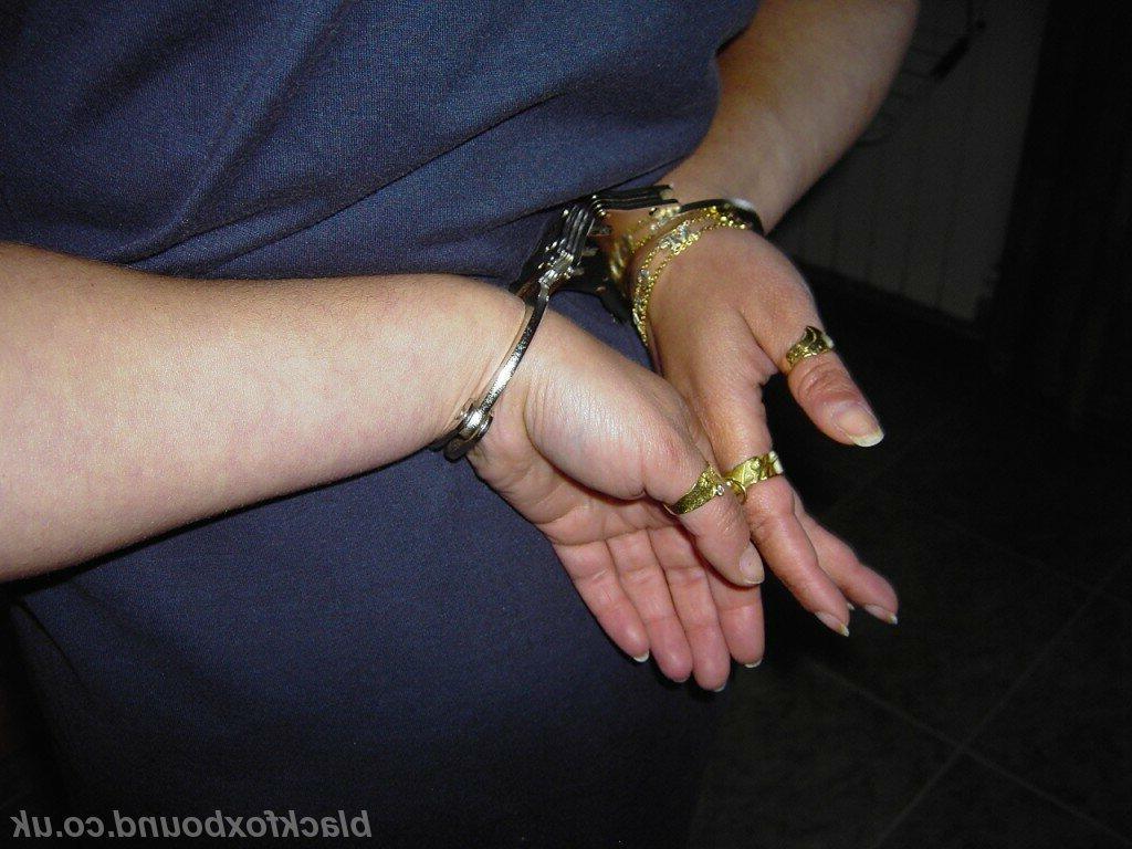 16P Une femme de race blanche se retrouve nue alors qu'elle est attachée avec plusieurs appareils