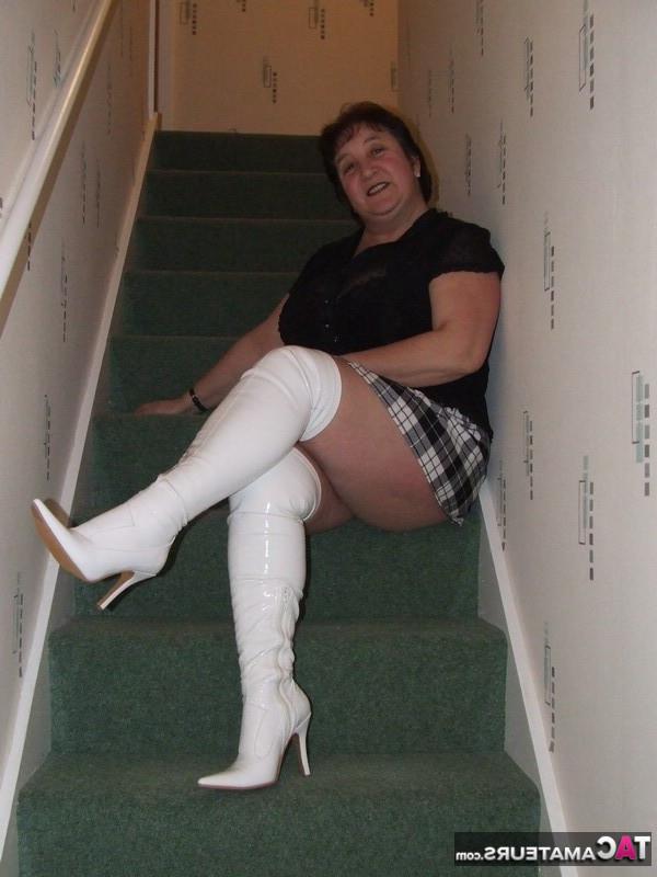 20P Maduro BBW Kinky Carol fica nua em suas roupas íntimas e botas OTK nas escadas