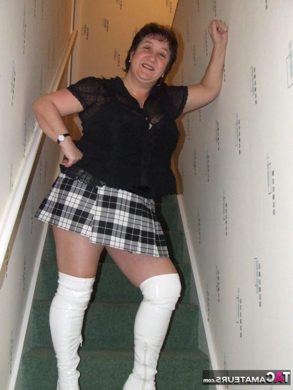 20P Maduro BBW Kinky Carol fica nua em suas roupas íntimas e botas OTK nas escadas