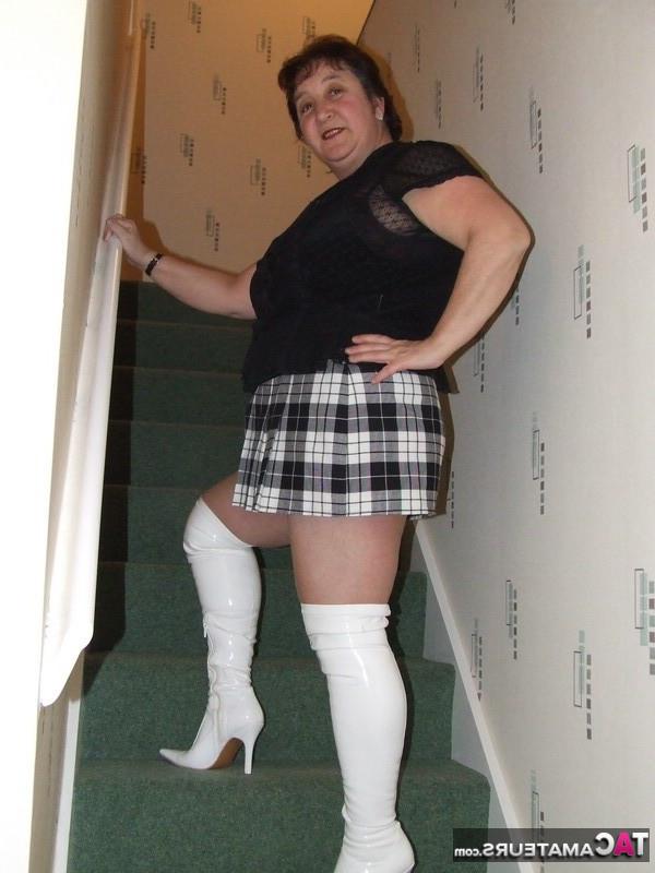 20P Maduro BBW Kinky Carol fica nua em suas roupas íntimas e botas OTK nas escadas
