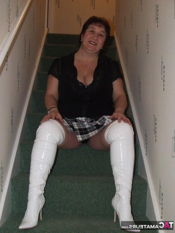 20P Maduro BBW Kinky Carol fica nua em suas roupas íntimas e botas OTK nas escadas