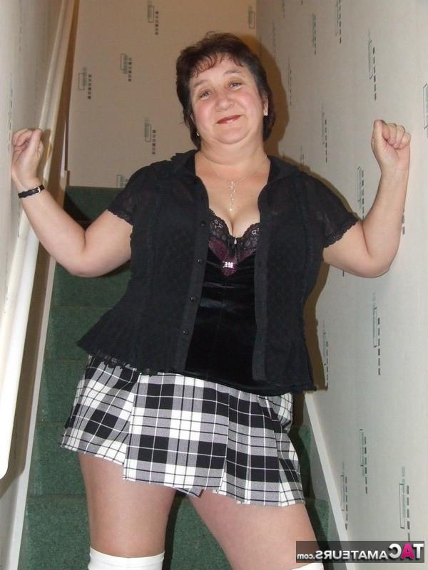 20P Maduro BBW Kinky Carol fica nua em suas roupas íntimas e botas OTK nas escadas