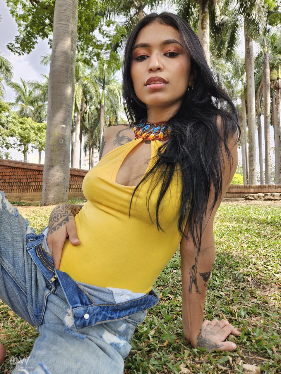 20P Das sexy Babe Alexa Belluci fingert ihre kahle Fotze, nachdem sie draußen ihre Titten gezeigt hat