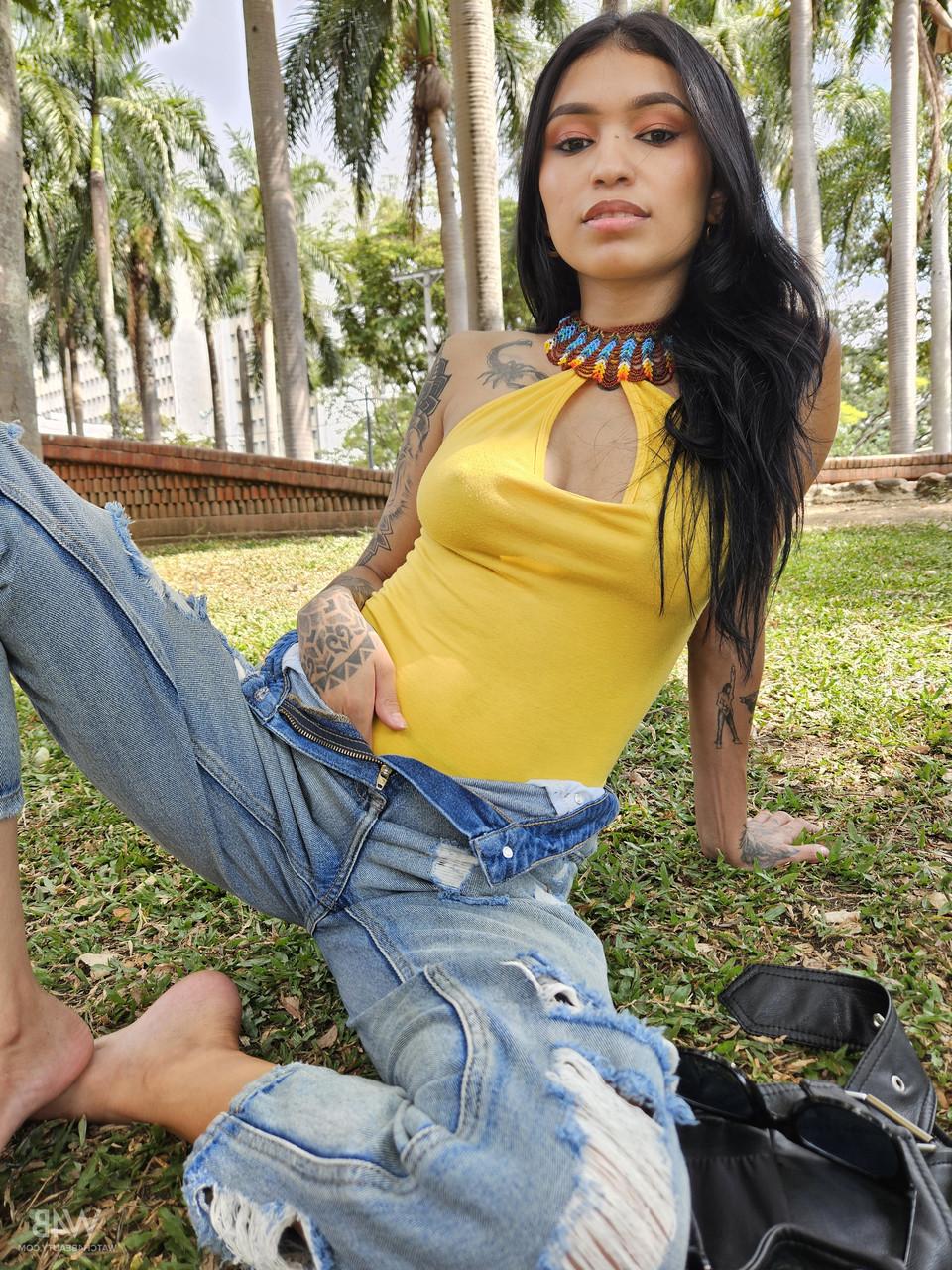 20P Das sexy Babe Alexa Belluci fingert ihre kahle Fotze, nachdem sie draußen ihre Titten gezeigt hat